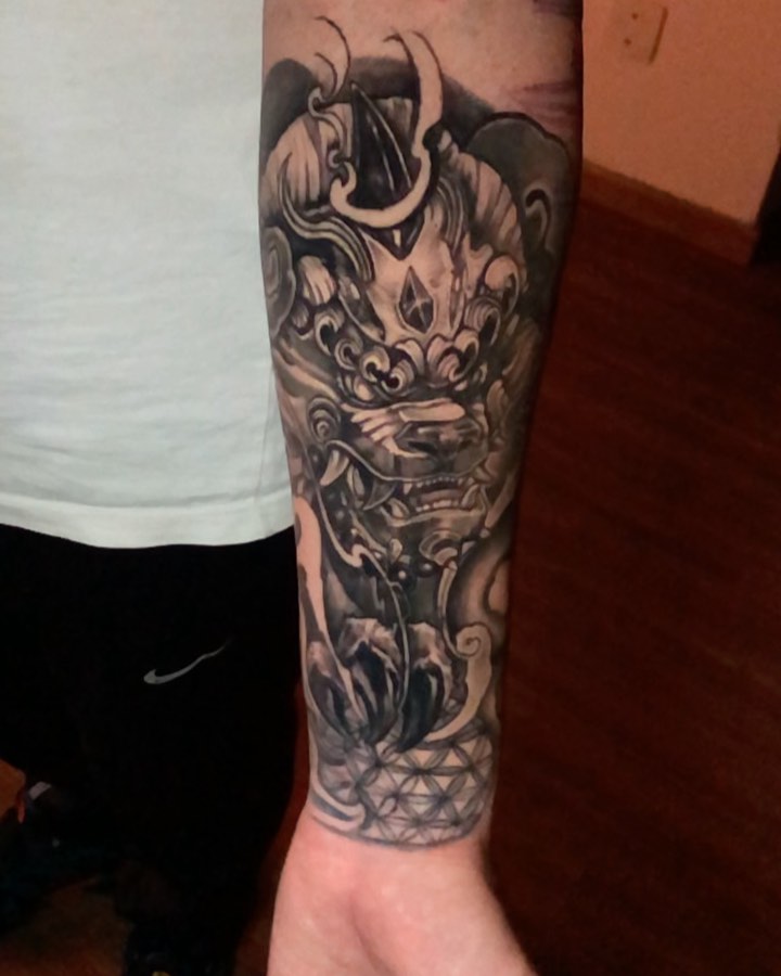 Foo dog black and grey